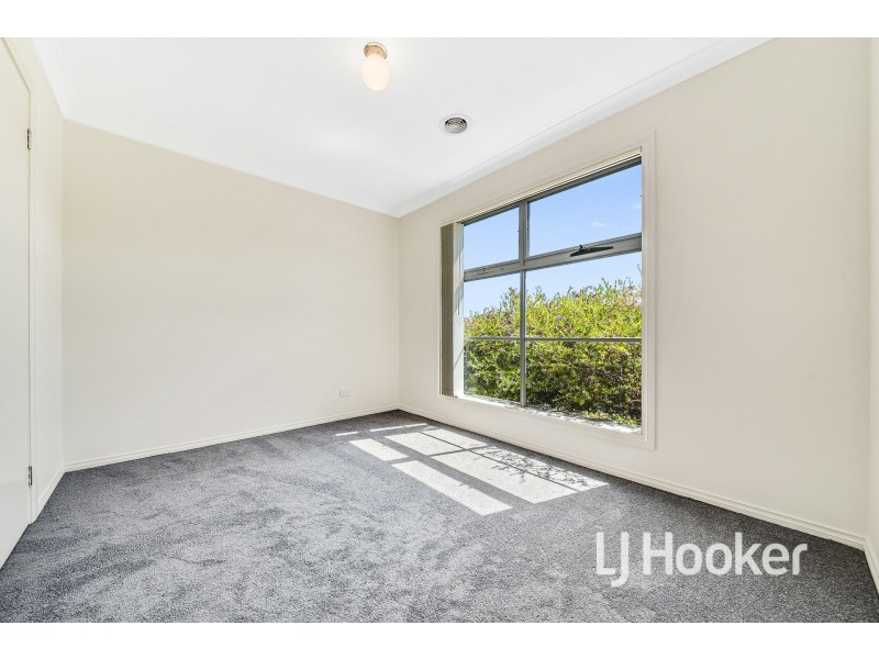 6 McClenaghan Place, Pakenham VIC 3810