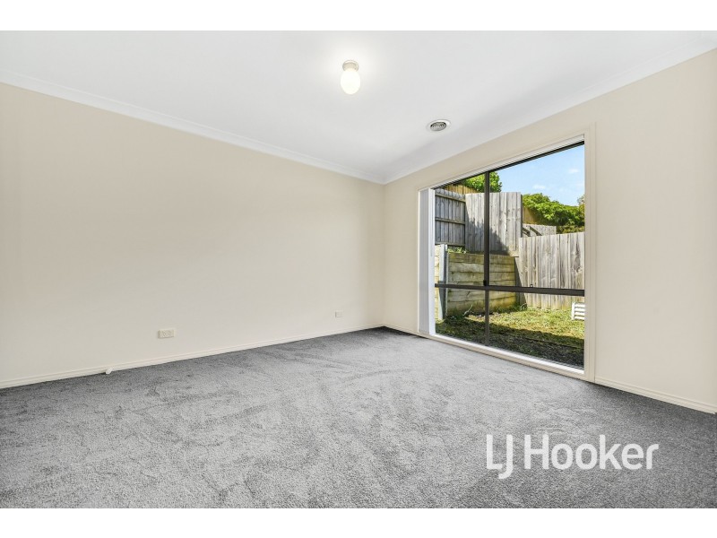 6 McClenaghan Place, Pakenham VIC 3810