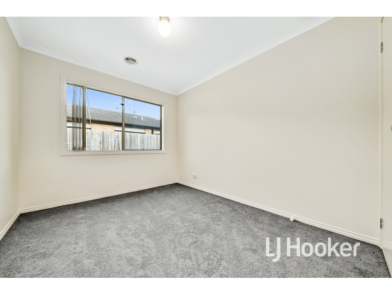 6 McClenaghan Place, Pakenham VIC 3810