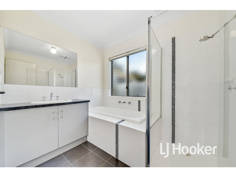 6 McClenaghan Place, Pakenham VIC 3810