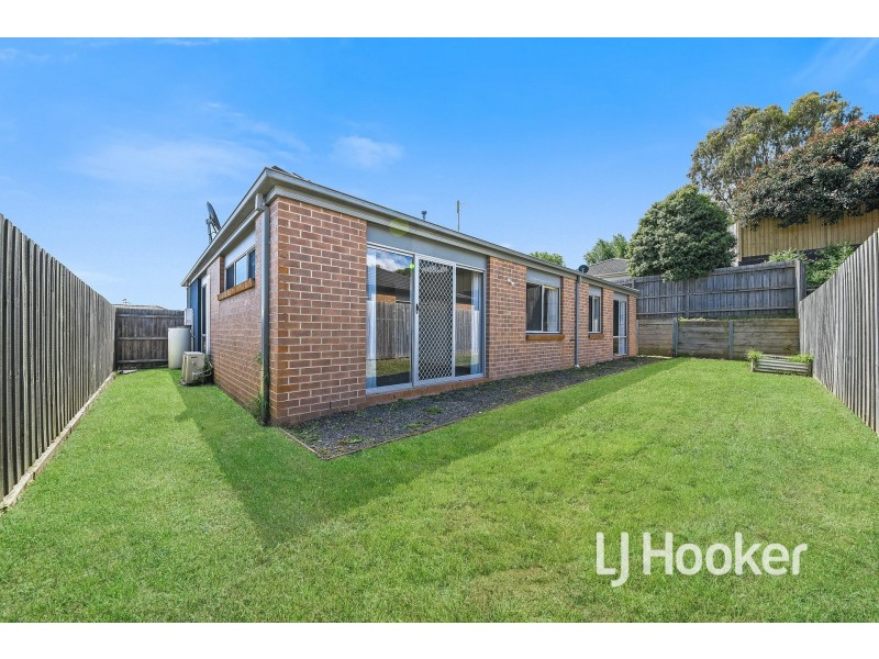 6 McClenaghan Place, Pakenham VIC 3810