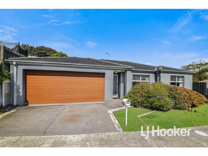 6 McClenaghan Place, Pakenham VIC 3810