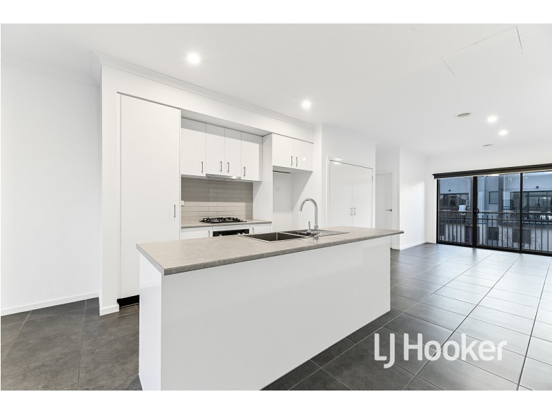 12 Ripplebrook Walk, Pakenham VIC 3810