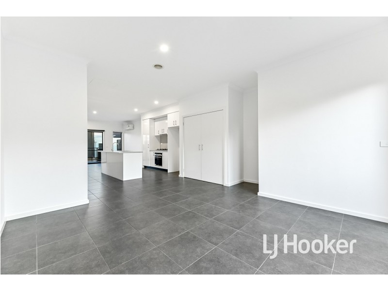 12 Ripplebrook Walk, Pakenham VIC 3810