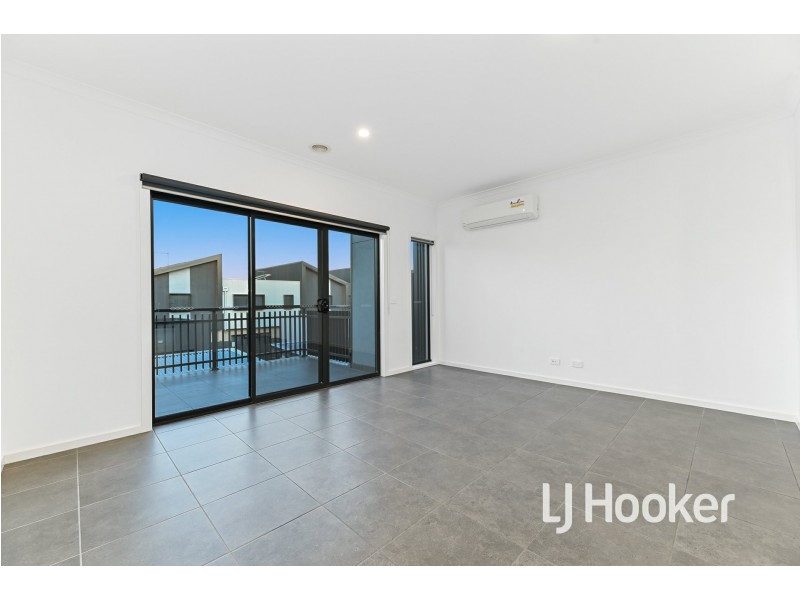 12 Ripplebrook Walk, Pakenham VIC 3810