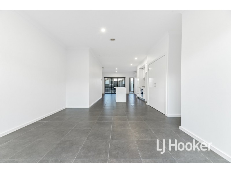 12 Ripplebrook Walk, Pakenham VIC 3810