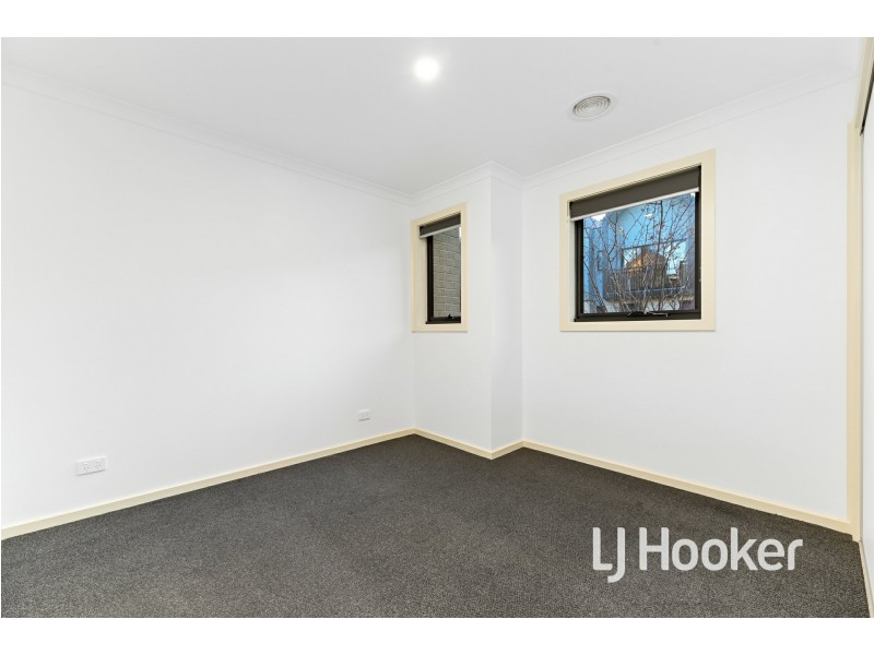 12 Ripplebrook Walk, Pakenham VIC 3810