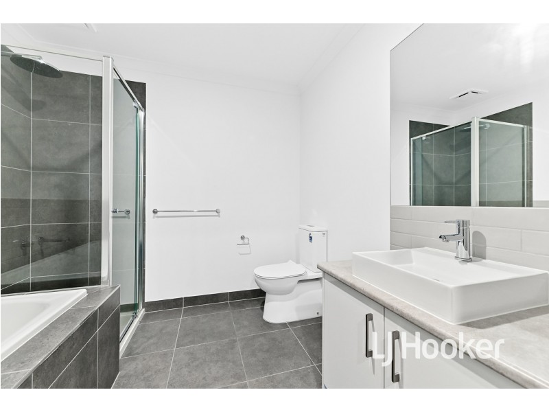 12 Ripplebrook Walk, Pakenham VIC 3810