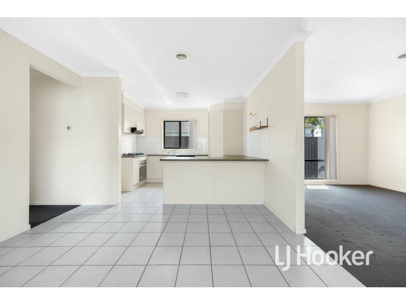 28 Scarlet Crescent, Pakenham VIC 3810