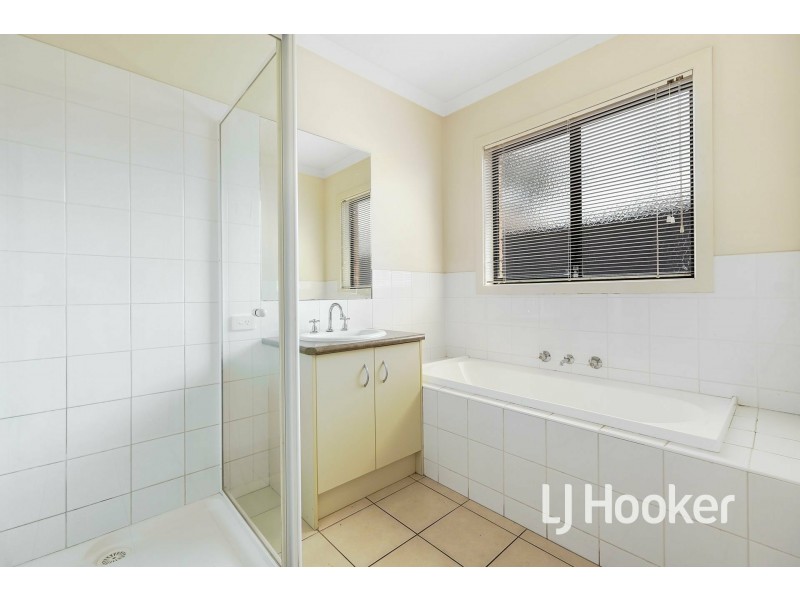 28 Scarlet Crescent, Pakenham VIC 3810