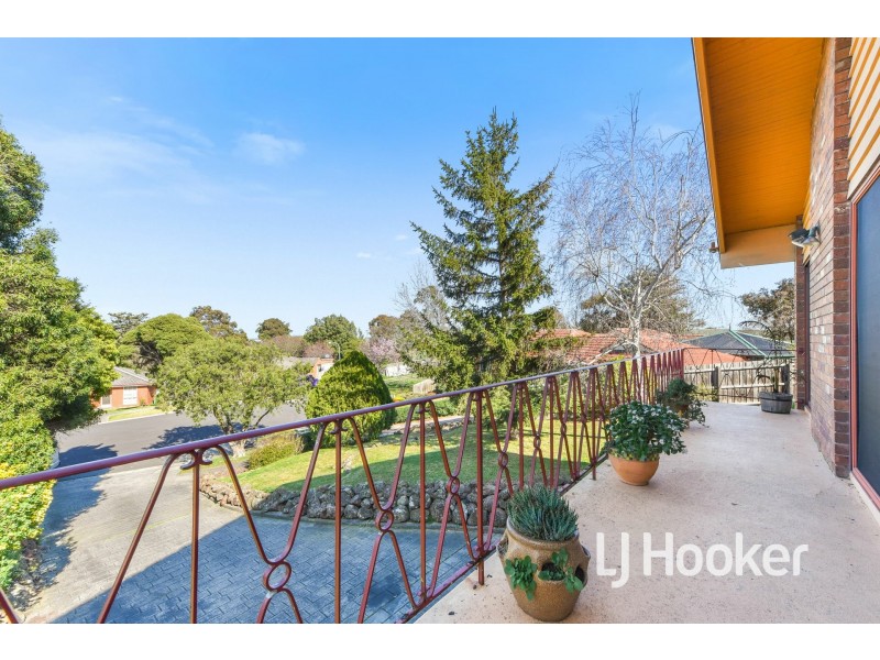 8 Dove Court, Pakenham VIC 3810