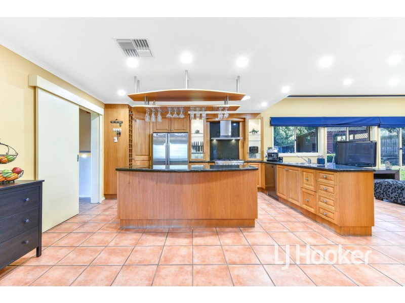 8 Dove Court, Pakenham VIC 3810