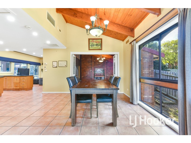 8 Dove Court, Pakenham VIC 3810