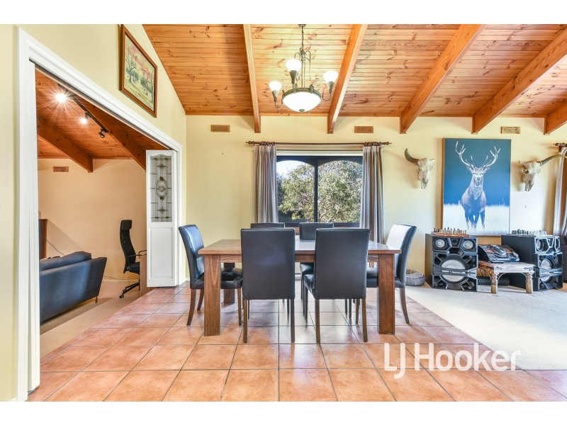 8 Dove Court, Pakenham VIC 3810