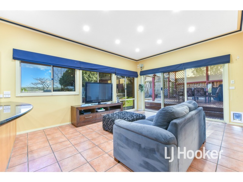 8 Dove Court, Pakenham VIC 3810