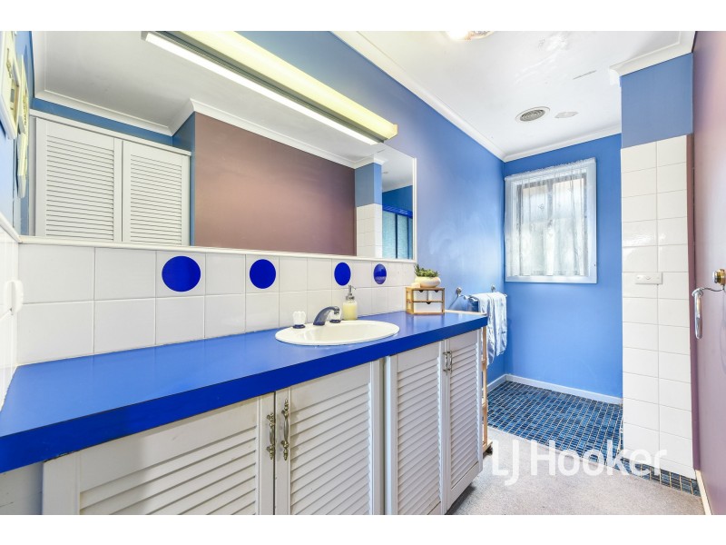 8 Dove Court, Pakenham VIC 3810