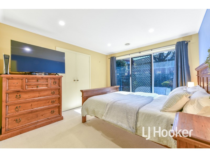 8 Dove Court, Pakenham VIC 3810