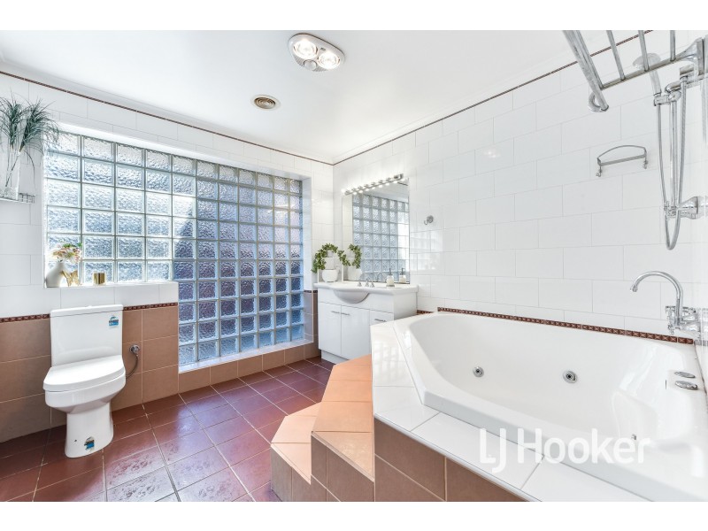 8 Dove Court, Pakenham VIC 3810