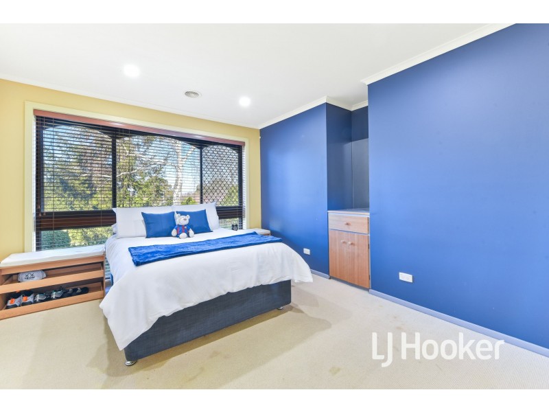 8 Dove Court, Pakenham VIC 3810