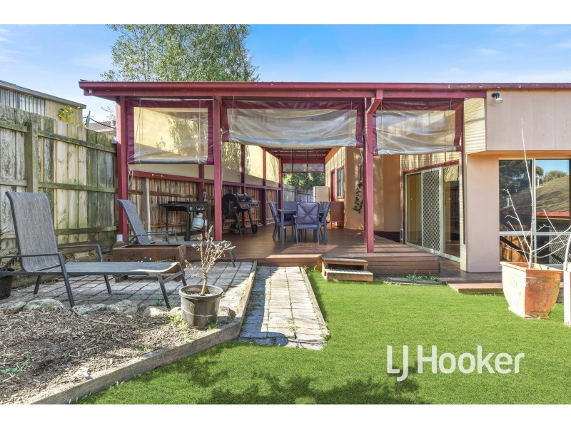 8 Dove Court, Pakenham VIC 3810