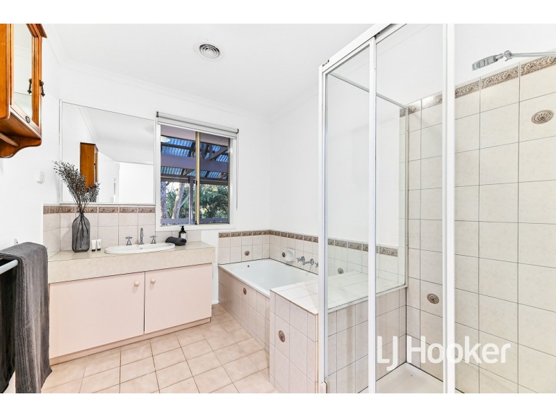 10 Pinewood Crescent, Berwick VIC 3806