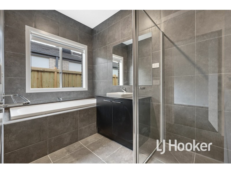 19 Allan Close, Pakenham VIC 3810