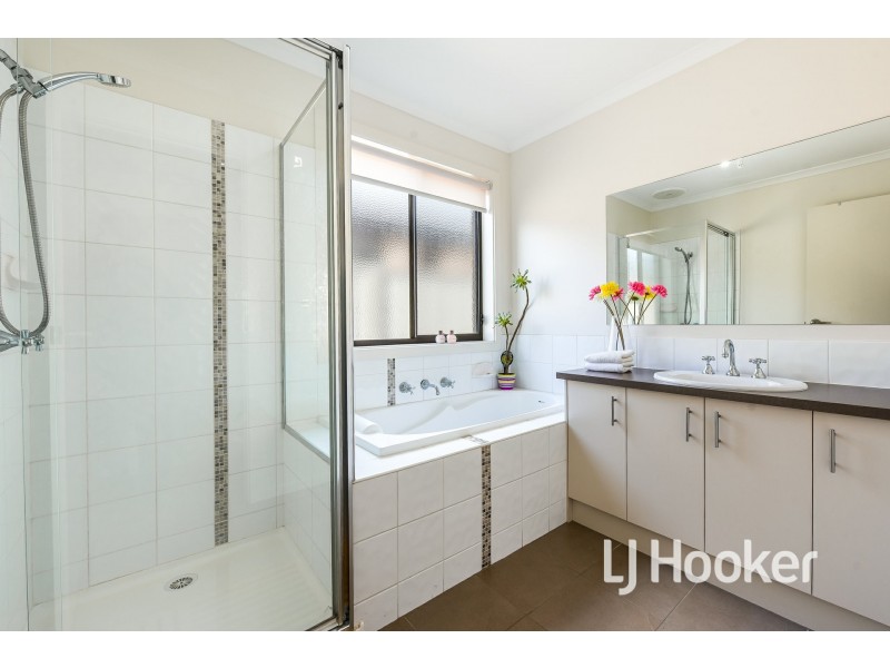 40 Edenbrook Circuit, Pakenham VIC 3810
