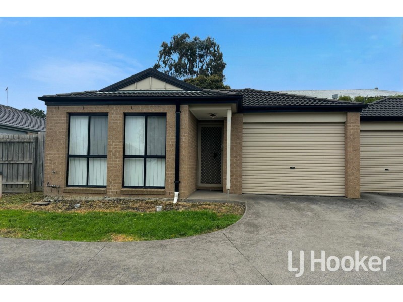1/4 McClenaghan Place, Pakenham VIC 3810