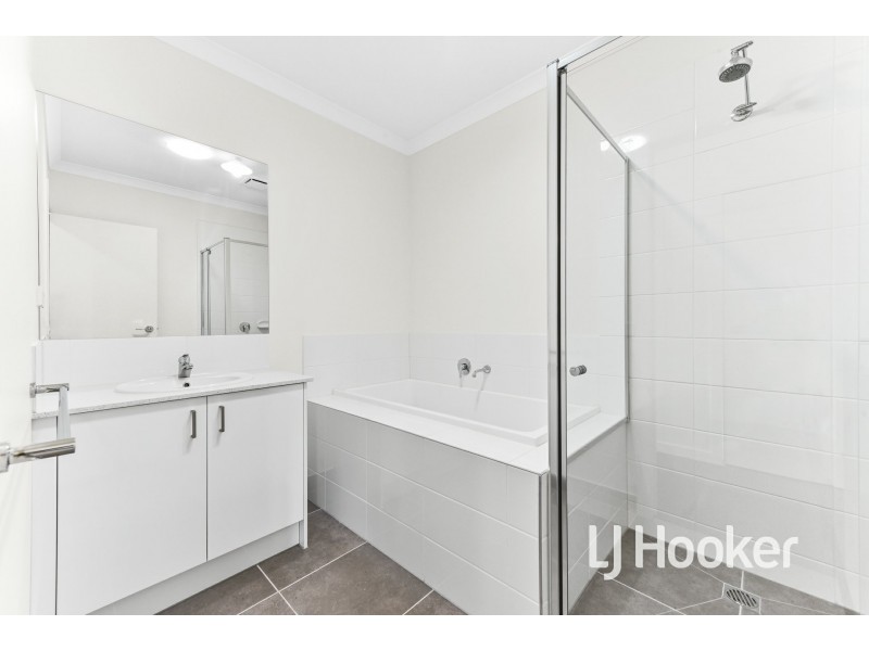 5 Expedition Circuit, Pakenham VIC 3810
