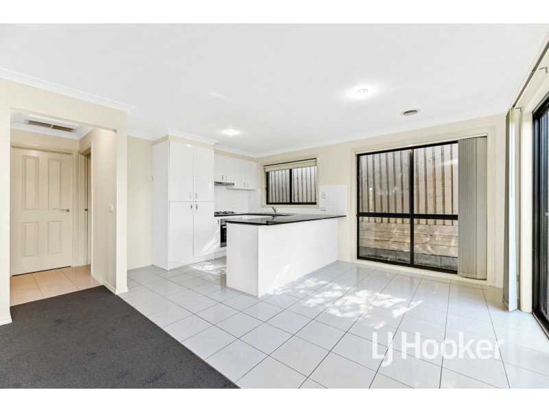 4/4 McClenaghan Place, Pakenham VIC 3810