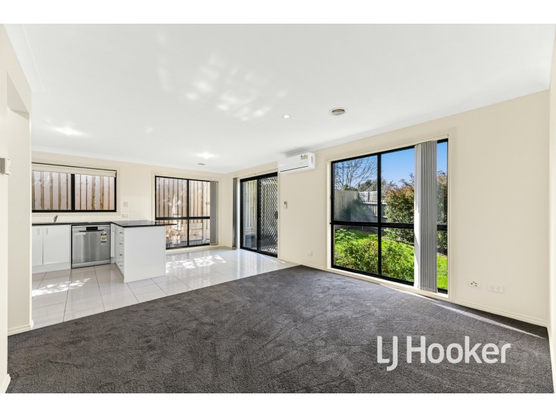 4/4 McClenaghan Place, Pakenham VIC 3810