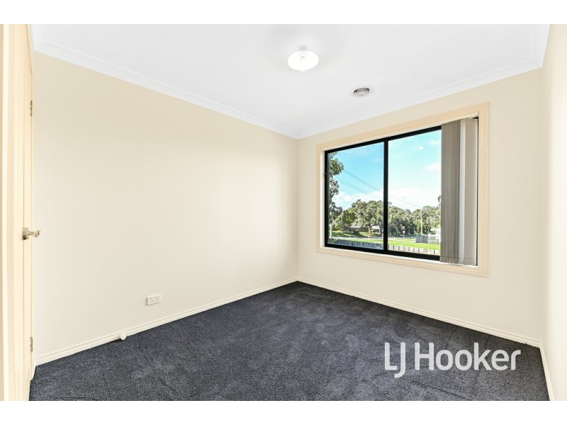 4/4 McClenaghan Place, Pakenham VIC 3810