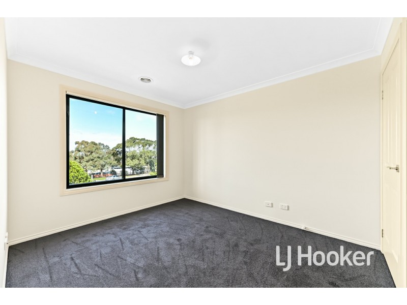 4/4 McClenaghan Place, Pakenham VIC 3810