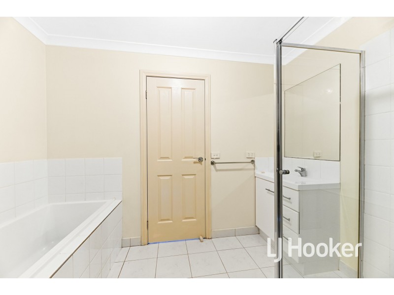 4/4 McClenaghan Place, Pakenham VIC 3810