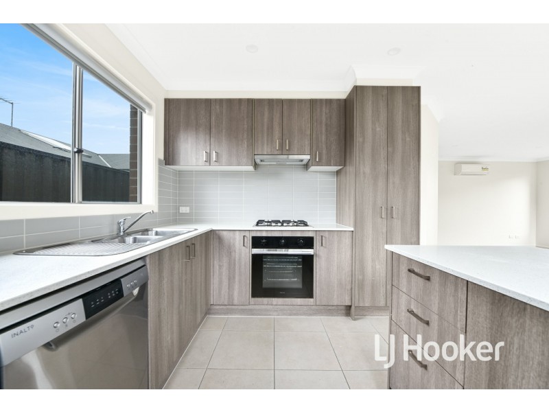 16 Hillsborough Crescent, Berwick VIC 3806