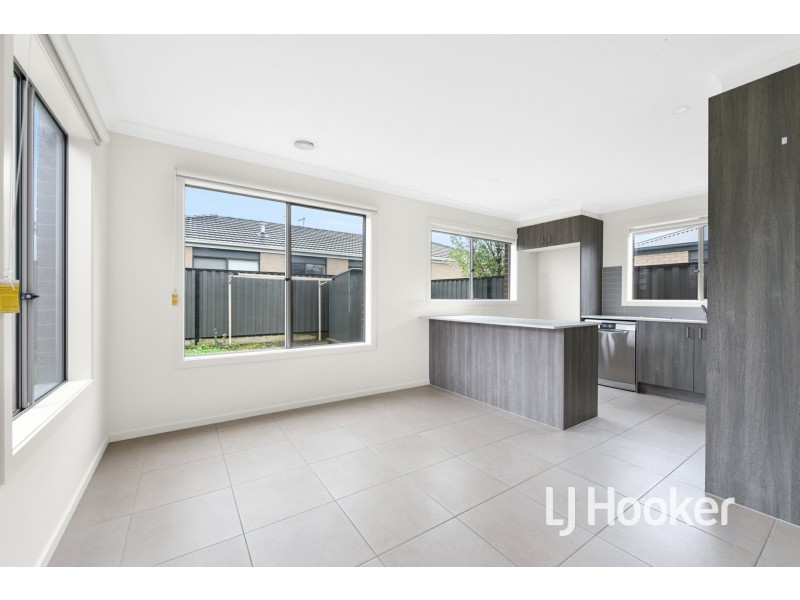 16 Hillsborough Crescent, Berwick VIC 3806
