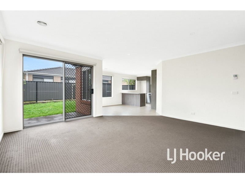 16 Hillsborough Crescent, Berwick VIC 3806