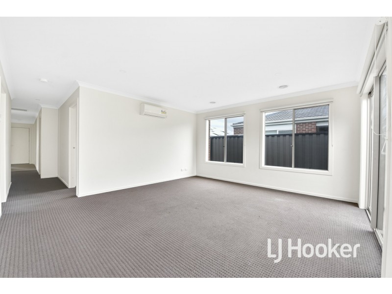 16 Hillsborough Crescent, Berwick VIC 3806