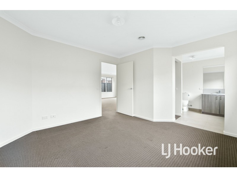 16 Hillsborough Crescent, Berwick VIC 3806