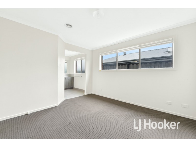 16 Hillsborough Crescent, Berwick VIC 3806