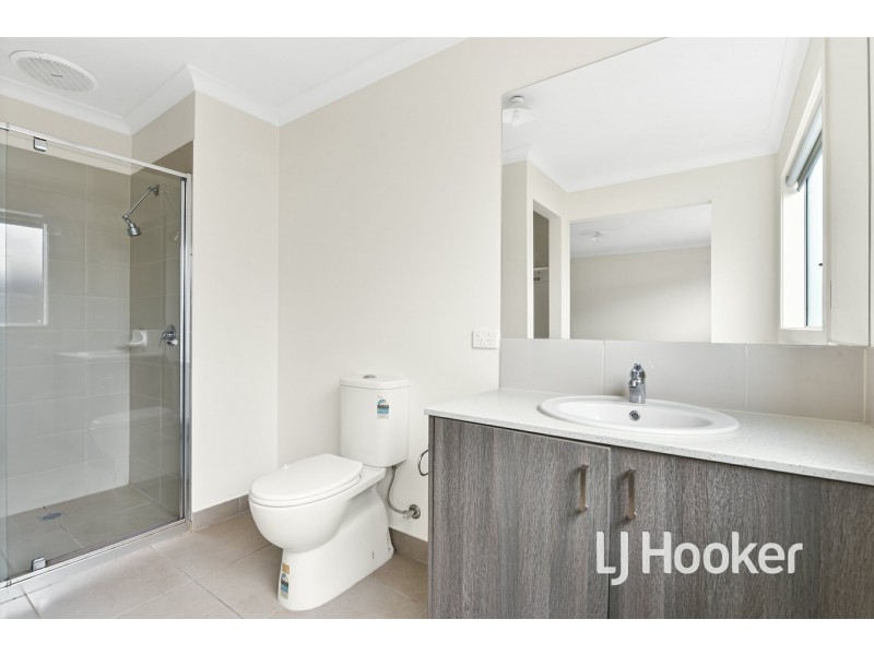 16 Hillsborough Crescent, Berwick VIC 3806