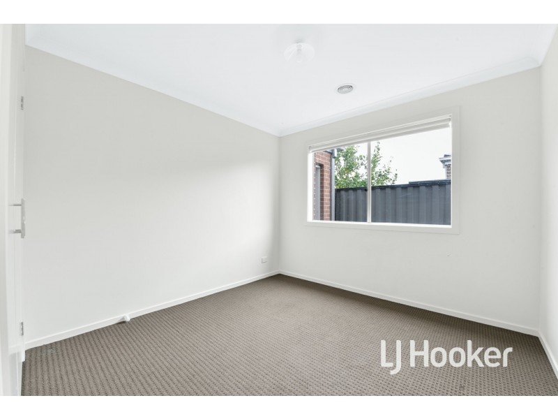 16 Hillsborough Crescent, Berwick VIC 3806