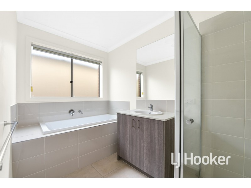 16 Hillsborough Crescent, Berwick VIC 3806