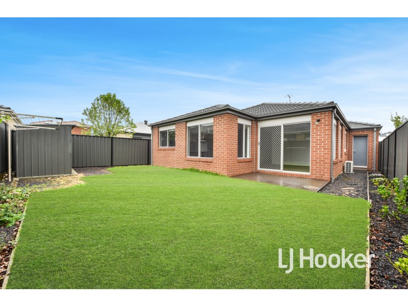 16 Hillsborough Crescent, Berwick VIC 3806