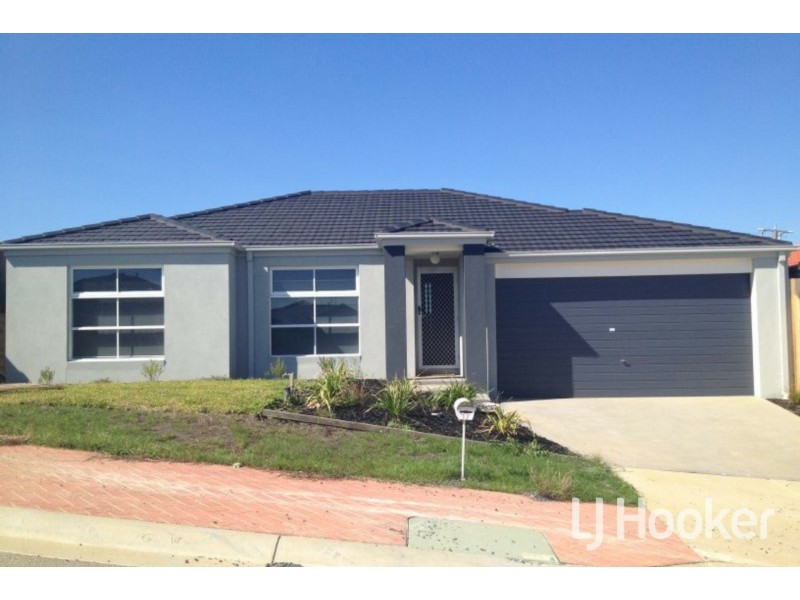 17 McClenaghan Place, Pakenham VIC 3810