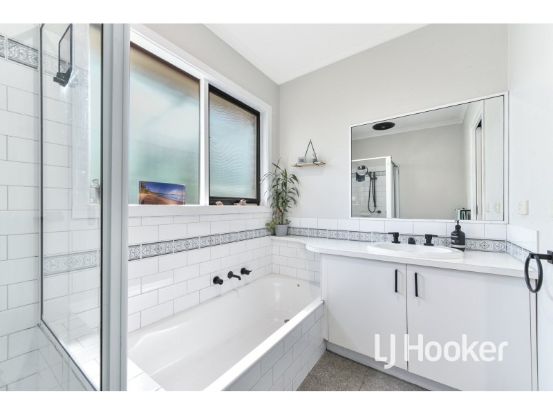 2/28A Henry Street, Pakenham VIC 3810