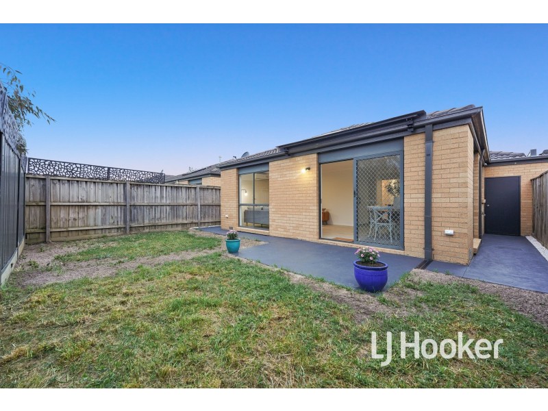 16/7 Syme Road, Pakenham VIC 3810