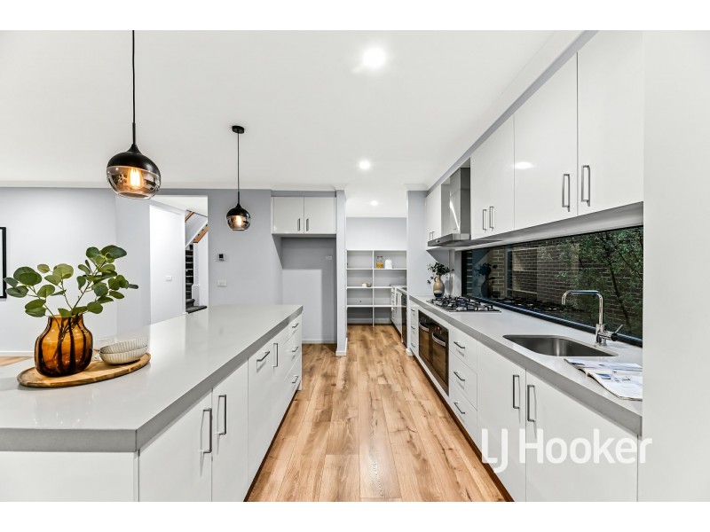 5 Medlow Way, Clyde North VIC 3978