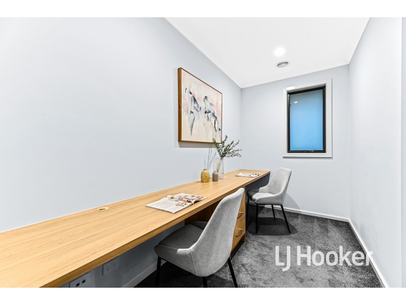 5 Medlow Way, Clyde North VIC 3978