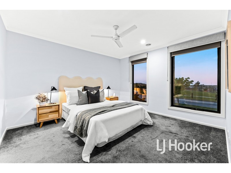 5 Medlow Way, Clyde North VIC 3978